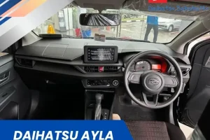Interior modern Daihatsu Ayla 2025 dengan dashboard digital, head unit layar sentuh, dan desain setir sporty